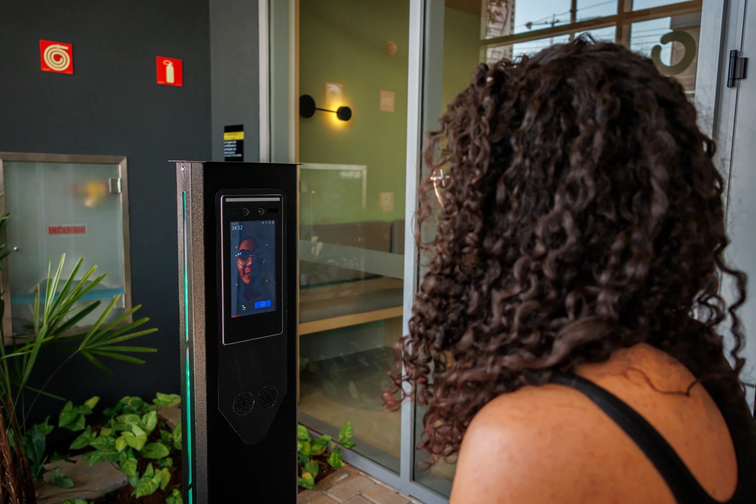 Mulher passando pelo sistema de reconhecimento facial da Pro Security