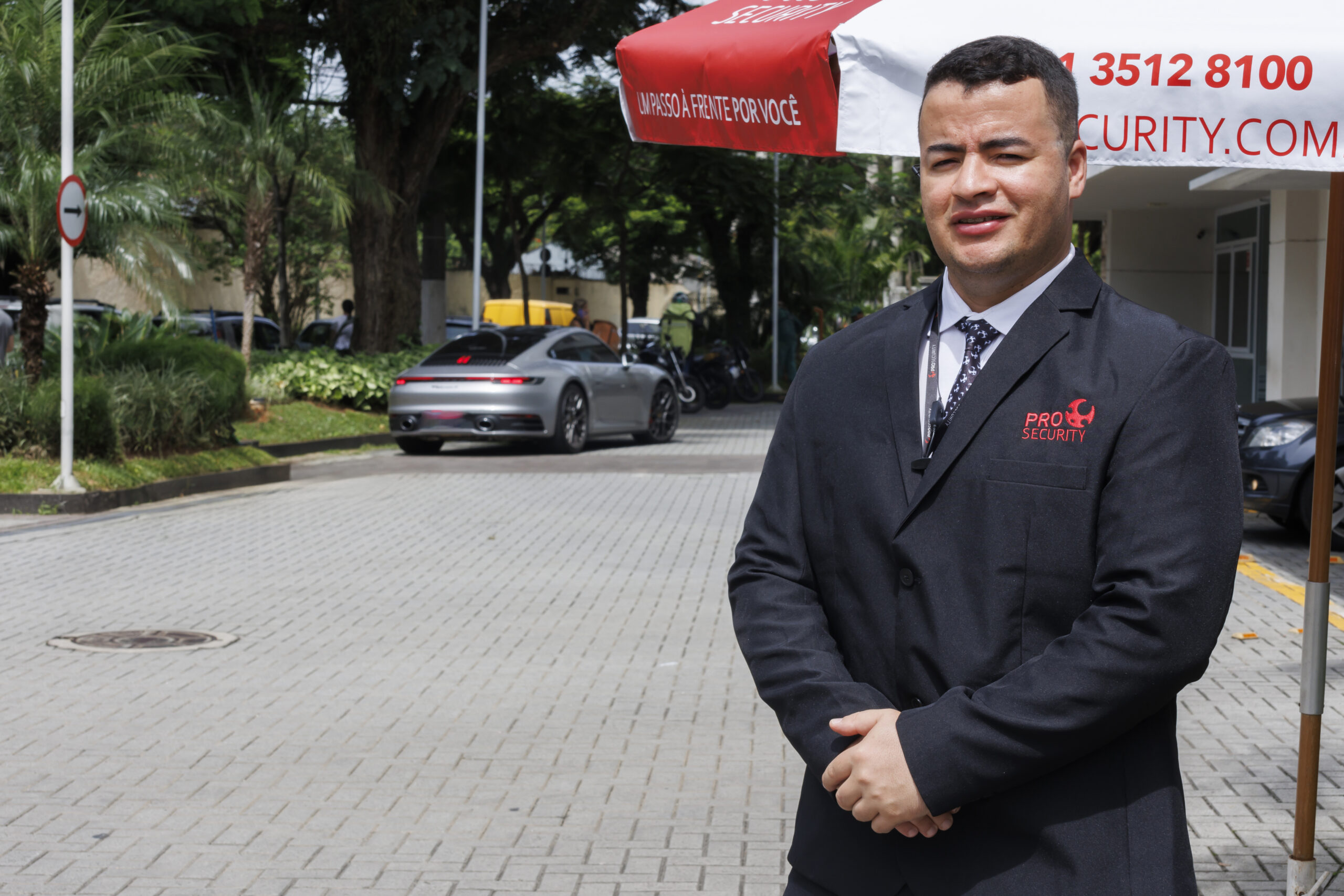 Segurança da Pro Security em frente ao condomínio