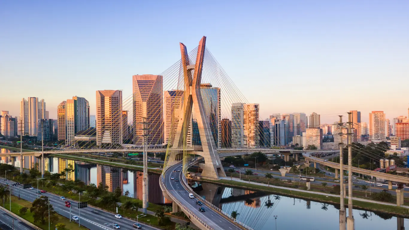 Vista panorâmica da cidade de São Paulo - Ponte Estaiada e do skyline de São Paulo ao entardecer.
