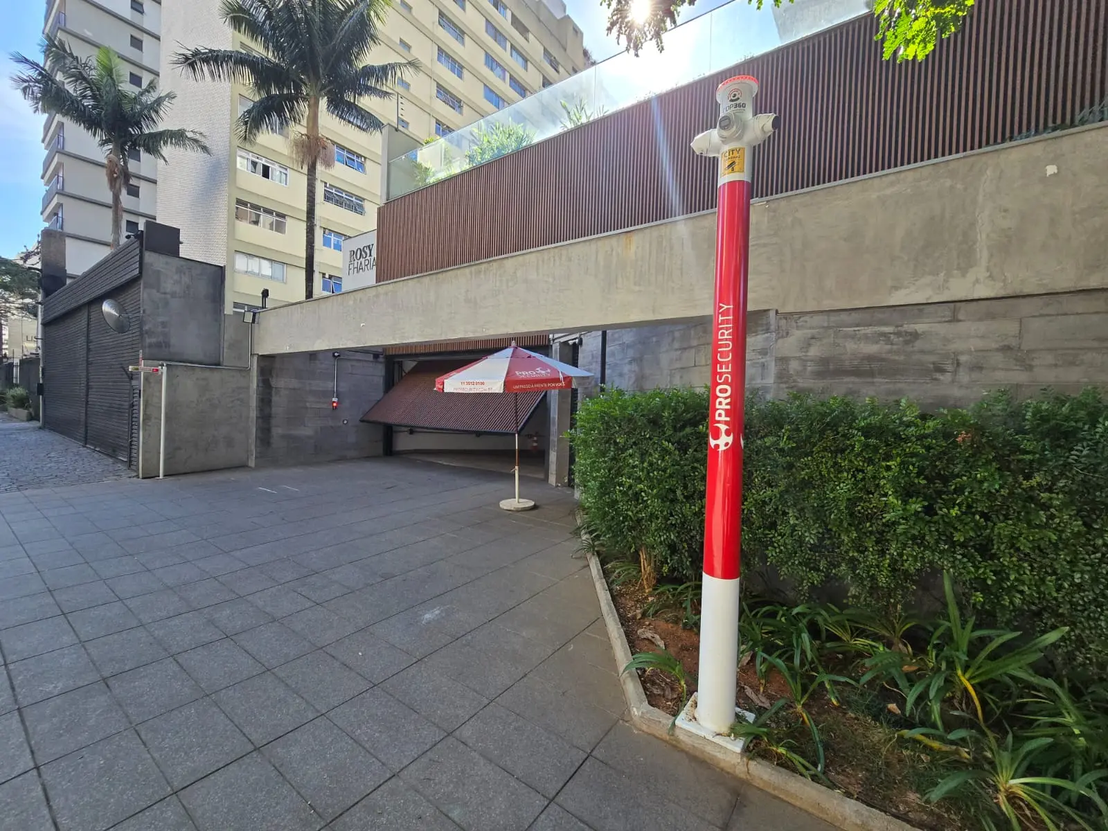 Torre Pró da Pro Security instalada na entrada de um condomínio, com câmeras para monitoramento de acessos e áreas externas,integrada às plataformas de segurança pública Smart Sampa e Muralha Paulista.
