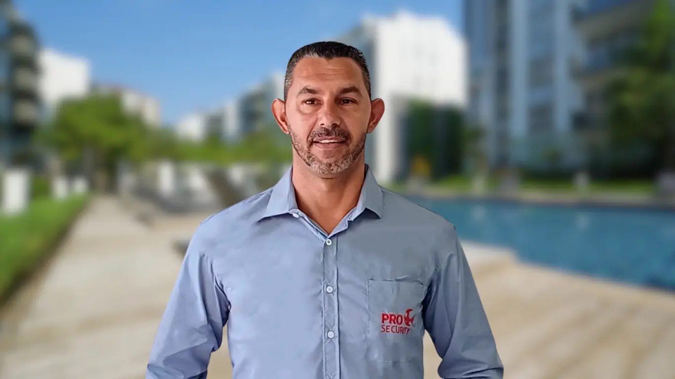 Zelador da Pro Security uniformizado em ambiente interno, representando os serviços de zeladoria e apoio à rotina condominial.