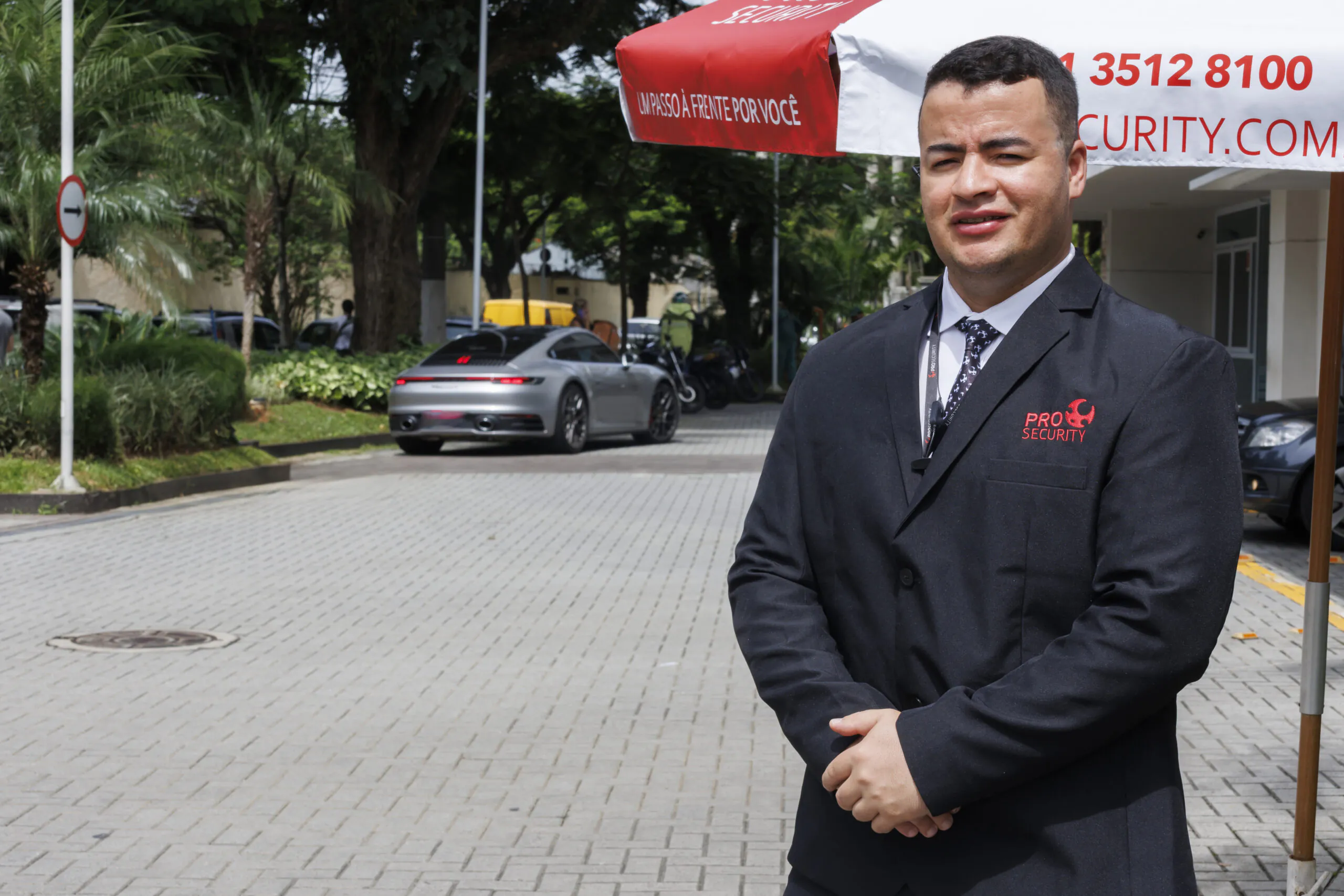 Segurança da Pro Security em frente ao condomínio